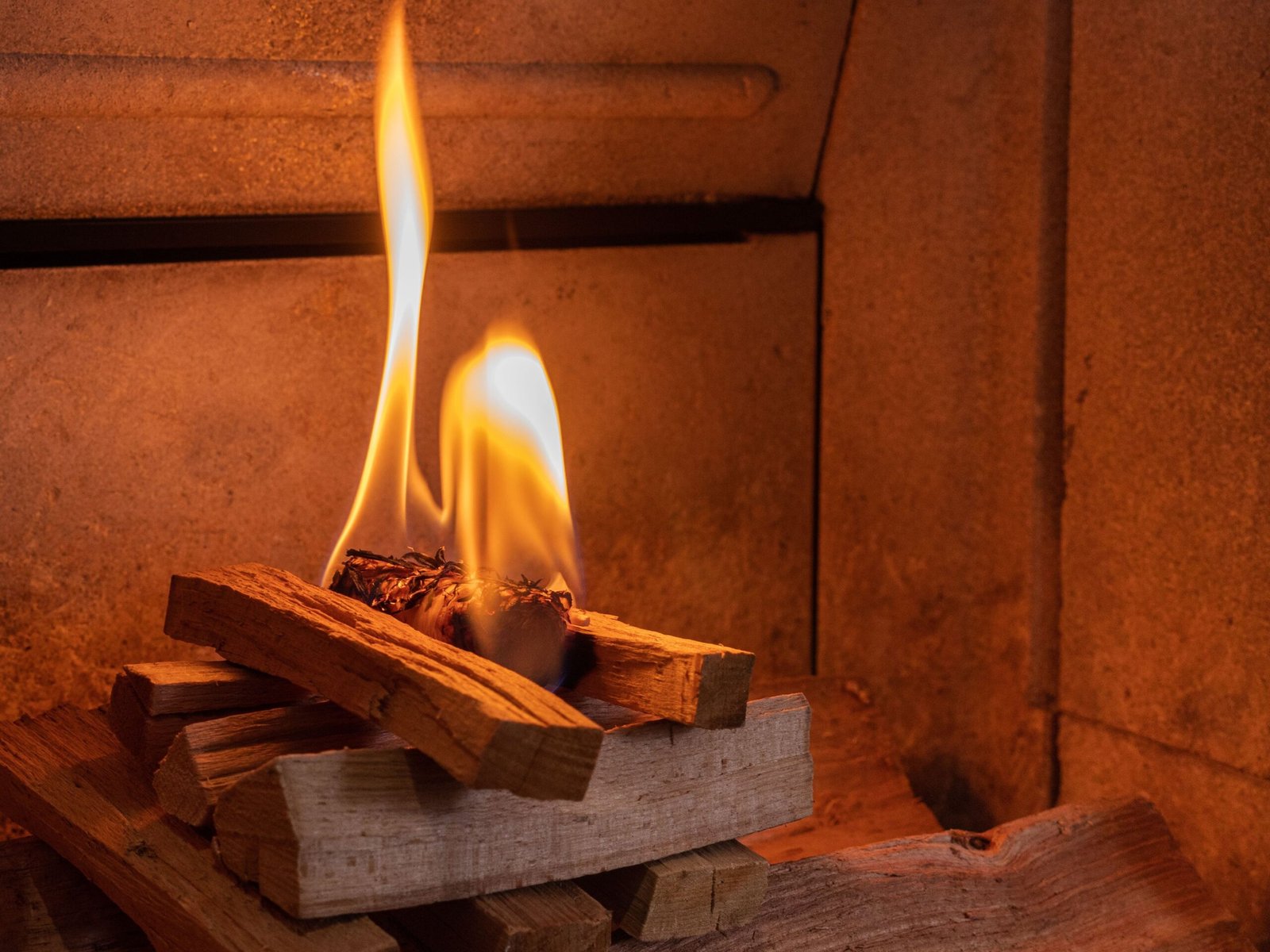 L’allumage inversé des poêles et inserts à bois : Une méthode écologique et efficace