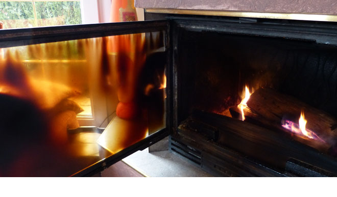 Vitre de poêle toujours propre : Astuces pour éviter le noircissement.